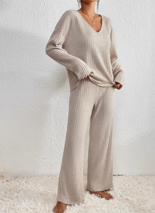 Edina - V-neck and knit pattern two-piece set